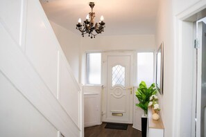 House - Modern Spacious 4-bedroom Residence in Crumpsall (Manchester)