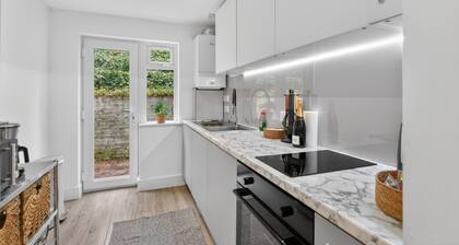 Madeira 2BR Garden Retreat in Bromley With Street Parking