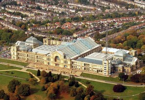 A large, historic building with multiple domed structures and a central courtyard. - Spacious 2BR Ground-floor Flat w Free Parking Palmers Green (London)