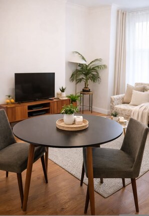 House - Spacious 2BR Ground-floor Flat w Free Parking Palmers Green (London)