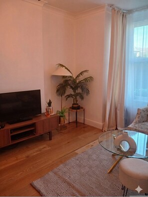 House - Spacious 2BR Ground-floor Flat w Free Parking Palmers Green (London)