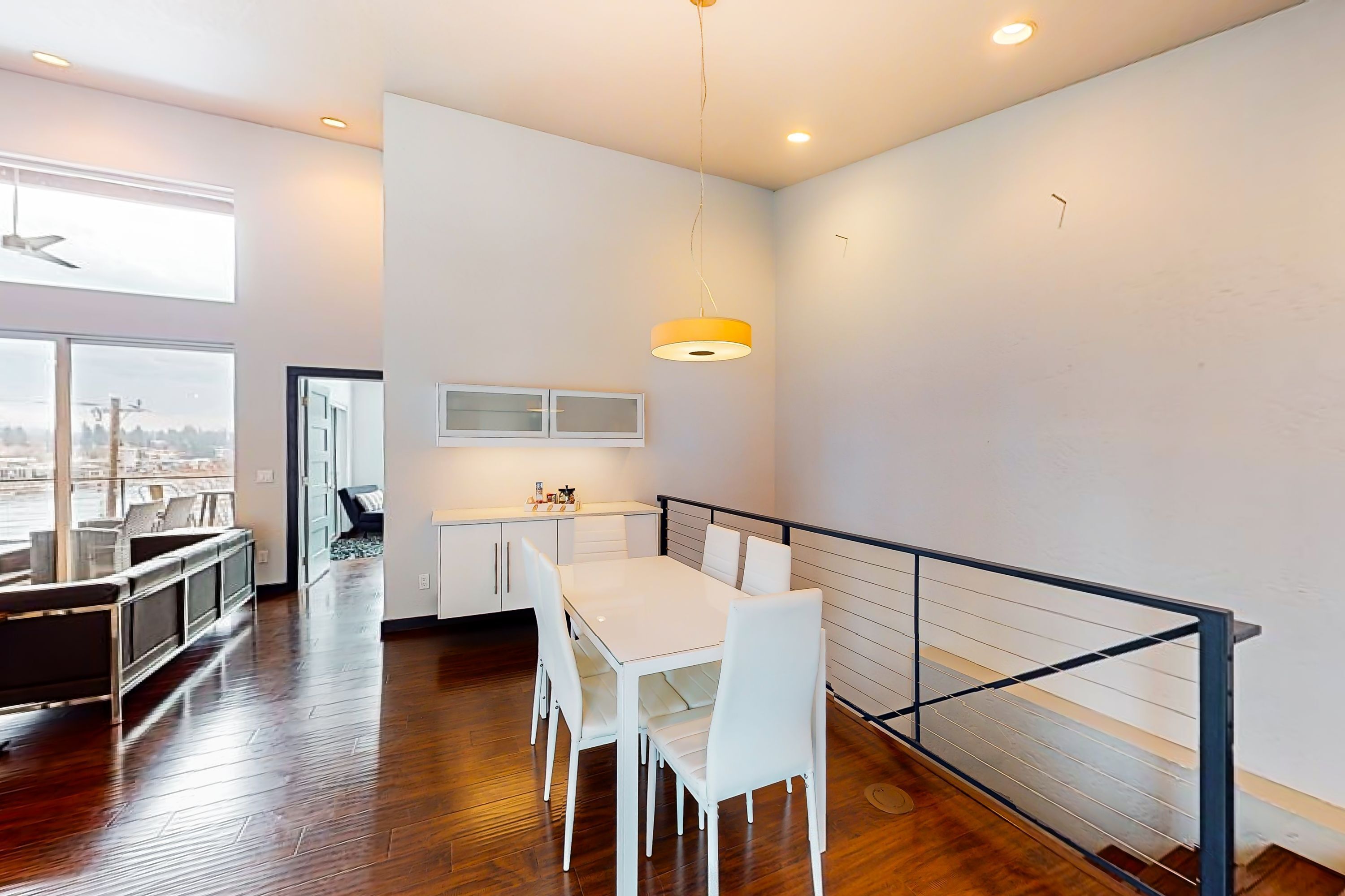 Un intérieur moderne comprenant un coin repas, une cuisine et un balcon avec vue.