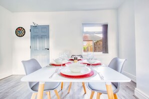 House - Modern 3-bed Home Sleeps 6 With Parking Fast Wifi Perfect for Contractors Long Stays (St Helens)