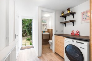 House, Smoking - Central Horsham 5BR Home Parking Pets Allowed (Horsham)