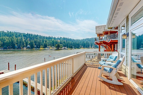 Beautiful Lakefront Custom