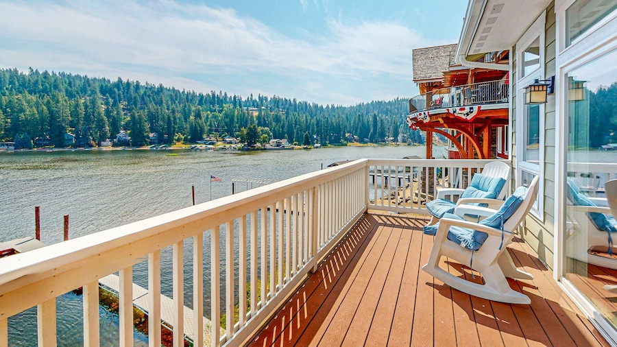 Beautiful Lakefront Custom