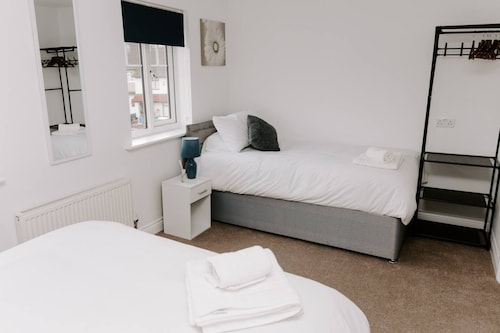 Hardwick Haven Modern 3BR Townhouse Retreat With Free Parking