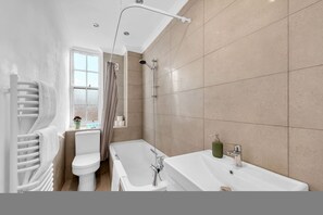 House - Next to Hammersmith Apollo Tube Top Location (London)
