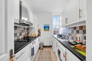 House - Next to Hammersmith Apollo Tube Top Location (London)