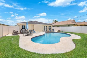 A heated pool - Driftwood Haven | Walk to Beach | Private Pool Oasis 🌴 | Bikes + Beach Gear | Sleeps 6 (Naples)