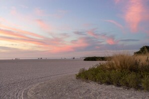 Beach nearby - Driftwood Haven | Walk to Beach | Private Pool Oasis 🌴 | Bikes + Beach Gear | Sleeps 6 (Naples)