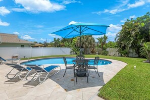A heated pool - Driftwood Haven | Walk to Beach | Private Pool Oasis 🌴 | Bikes + Beach Gear | Sleeps 6 (Naples)