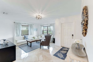 Smart TV - Driftwood Haven | Walk to Beach | Private Pool Oasis 🌴 | Bikes + Beach Gear | Sleeps 6 (Naples)