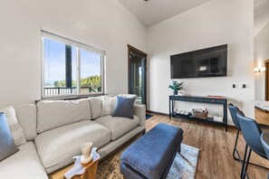 2 bedrooms, Internet - Deja View - Lower Unit (Hayden)