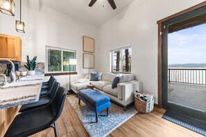 2 bedrooms, Internet - Deja View - Lower Unit (Hayden)