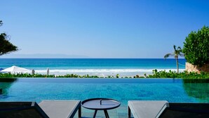 A pool with lounge chairs and a view of the ocean. - Naya 1202 Tower I in Punta de Mita (Punta de Mita)