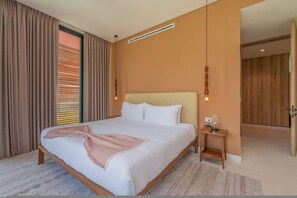 Ein modernes Schlafzimmer mit einem großen Bett, einem Nachttisch und einem Beistelltisch.