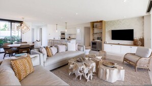 Ein modernes Wohnzimmer mit einer Couch, einem Couchtisch und einem Fernseher.