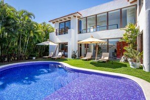A modern two-story house with a swimming pool, outdoor seating, and lush greenery. - 4 bd Villa Serenata 6 With Private Pool (Punta de Mita)