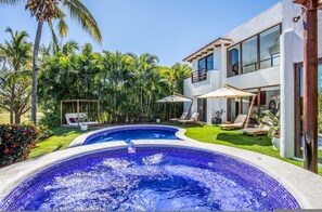 A modern house with a swimming pool, surrounded by lush greenery and palm trees. - 4 bd Villa Serenata 6 With Private Pool (Punta de Mita)