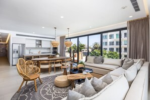 A modern apartment with a kitchen, dining area, and living room. - New Lux 4 bed - Your Dream Beachfront Getaway - Udara (Bucerías)