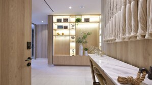 Ein modernes Interieur mit Holzboden, Marmorplatte und Wandseil.