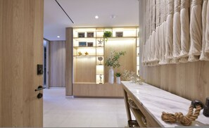 Ein modernes Interieur mit Holzboden, Marmorplatte und Wandseil.