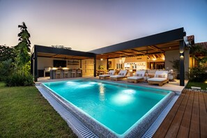 A modern outdoor pool area with lounge chairs and a bar. - Serene Luxury - Private Pool Ocean View Cook Lagos 16 (Punta de Mita)