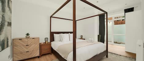 Iron/ironing board, Internet, bed sheets
