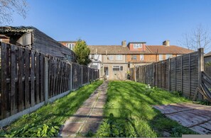 House - Spacious 2-br House Parking Garden Sleeps 4 (Dagenham)