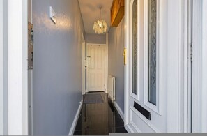 House - Spacious 2-br House Parking Garden Sleeps 4 (Dagenham)