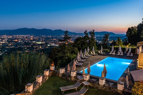 Spacious Deluxe Apartment With Private Garden