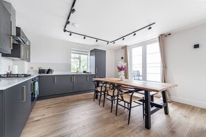 House - Stunning Penthouse in the Heart of Wembley (Wembley)