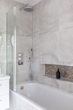 2 bedrooms - Stunning Penthouse in the Heart of Wembley (Wembley)