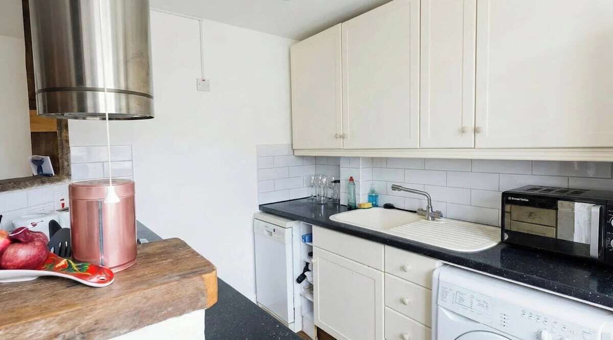 Fridge, microwave, oven, coffee/tea maker