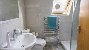 Ein Badezimmer mit Waschbecken, Toilette und Handtuchhalter.
