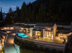 A modern house with a swimming pool, stone walls, and a patio area. - Smirties Villa Phaena 2bed (Lefkada)