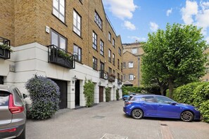 Exterior - Private riverside 5-bed/3 bath house in Wapping! (London)