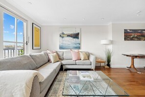 TV - Private riverside 5-bed/3 bath house in Wapping! (London)