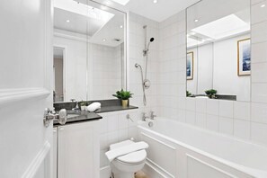 Shower, hair dryer, towels - Private riverside 5-bed/3 bath house in Wapping! (London)