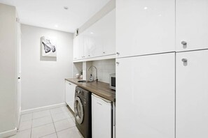 Interior - Private riverside 5-bed/3 bath house in Wapping! (London)