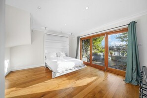 Internet, bed sheets - Private riverside 5-bed/3 bath house in Wapping! (London)