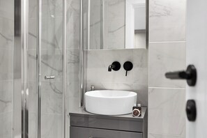 Shower, hair dryer, towels - Charming Mezzanine Studio in London (London)
