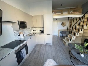 Kühlschrank, Mikrowelle, Ofen, Wasserkocher mit Kaffee-/Teezubehör