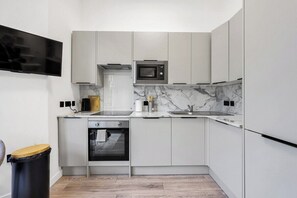 Kühlschrank, Mikrowelle, Ofen, Wasserkocher mit Kaffee-/Teezubehör