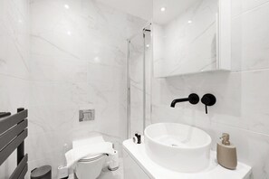 Douche, sèche-cheveux, serviettes fournies