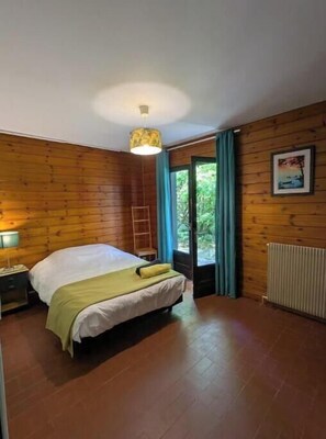 Lit parapluie, Wi-Fi gratuit, draps fournis