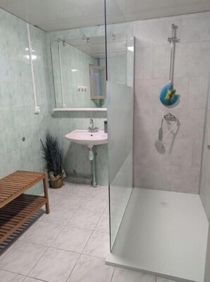 Douche, sèche-cheveux, serviettes fournies, savon