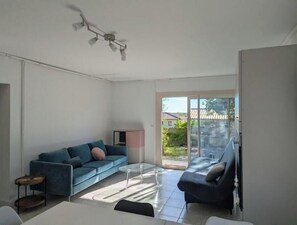 Living area - Bright T2 in the heart of the vineyards - 25 min from Bordeaux (Prignac-et-Marcamps)