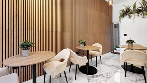 Ein modernes Interieur mit Holzlamellen, Marmorboden und minimalistischen Möbeln.